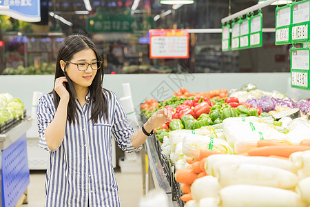 年轻女性超市购物图片