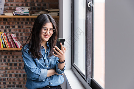 年轻女性用手机图片