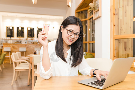 咖啡馆内年轻女性在网购图片