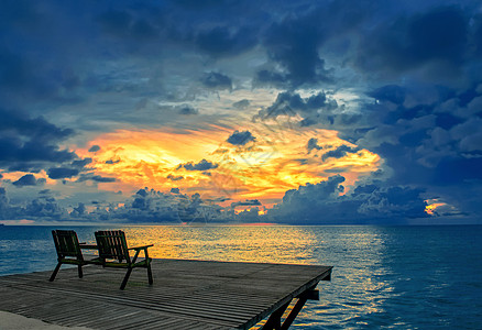 金色璀璨海上璀璨夕阳背景