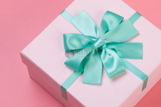 粉色礼物盒图片