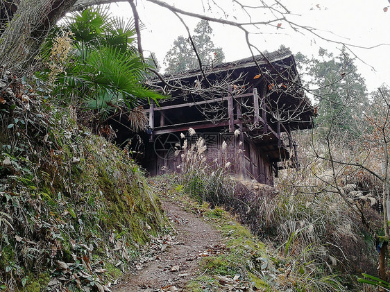 废弃房屋深山图片