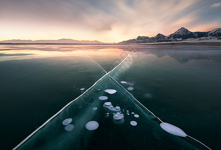 赛里木湖冰泡高清图片