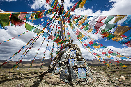 西藏高原上飘动的经幡图片