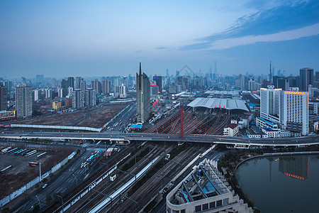 俯拍繁忙的上海火车站夜景图片