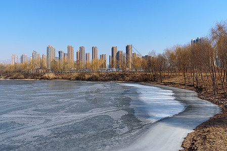 西北城市公园冰湖风景图片