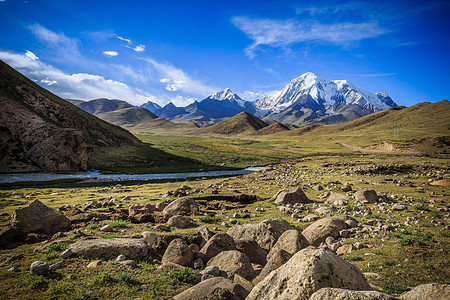 西藏高原蓝天白云与雪山图片