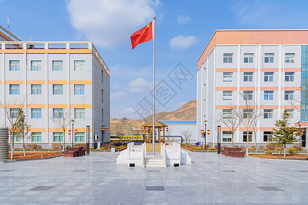 学校操场国旗升旗背景图片