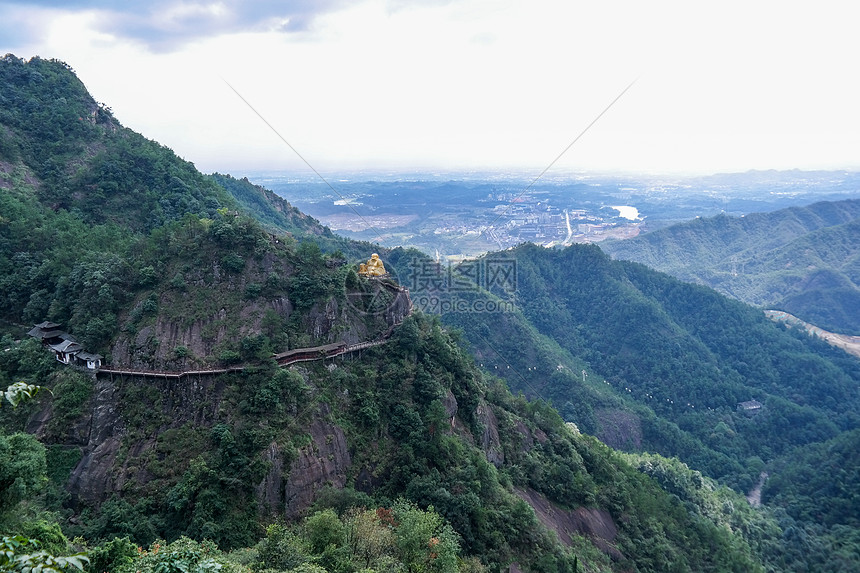 云雾缭绕的山峦图片