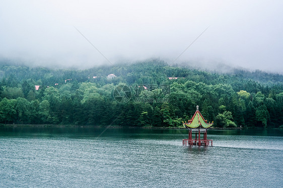 绵绵细雨中坐落在湖中的小亭子图片
