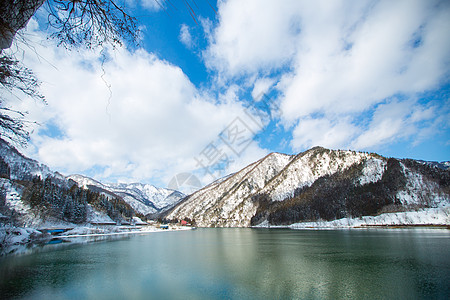 雪山湖泊冬日风景背景