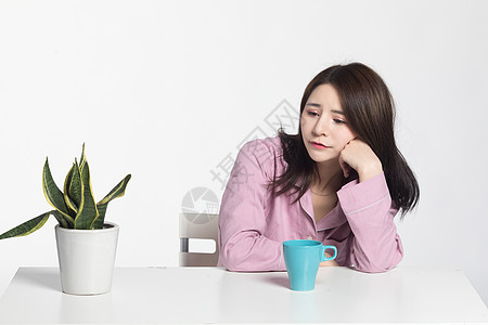 穿普拉达的女王穿睡衣的女性背景