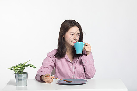 穿普拉达的女王穿睡衣的女性背景