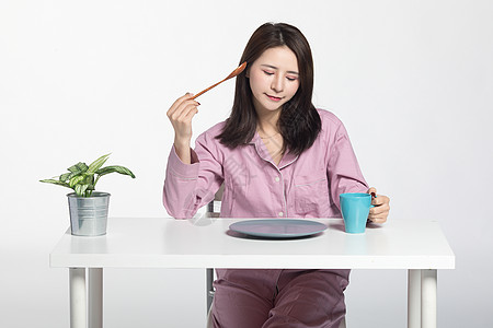 穿普拉达的女王穿睡衣的女性背景