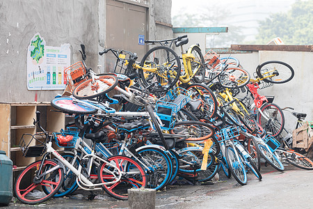 共享自行车堆成小山的共享单车背景