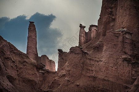 新疆库车天山红岩大峡谷图片
