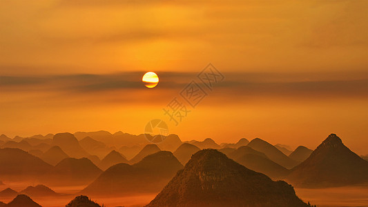 黄色梦幻金鸡峰的唯美日出背景