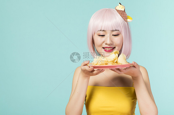 吃薯片的少女图片