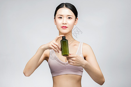 性感美女手持精华乳液瓶装图片