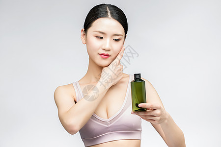 性感美女手持精华乳液瓶装图片