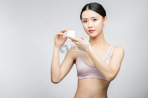 性感美女手持护肤乳图片