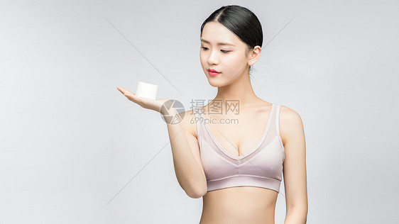 性感美女手持护肤乳图片