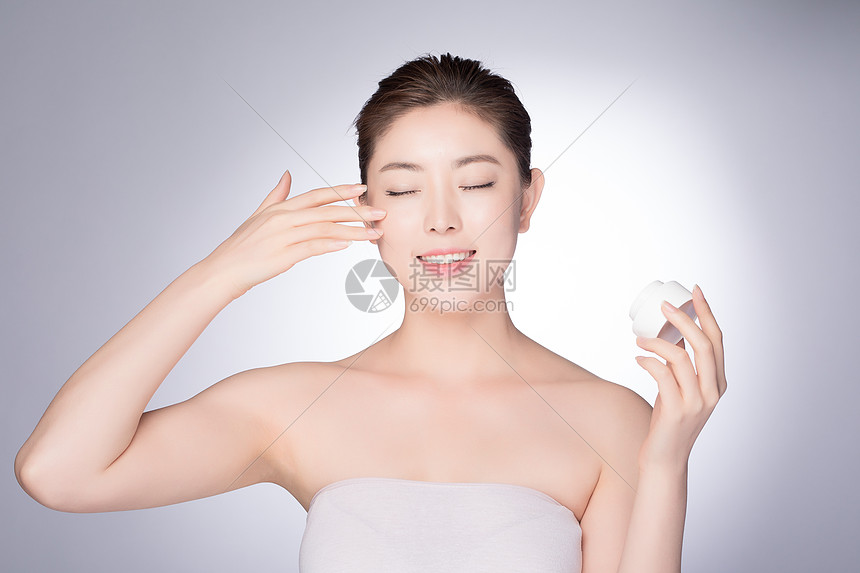 年轻女性涂乳液护肤图片