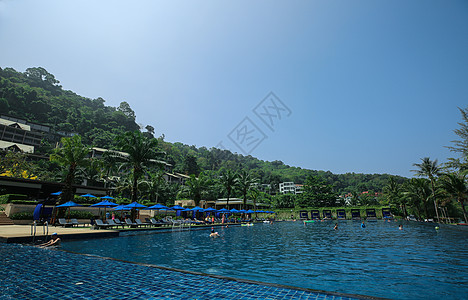海景山庄下的泳池图片