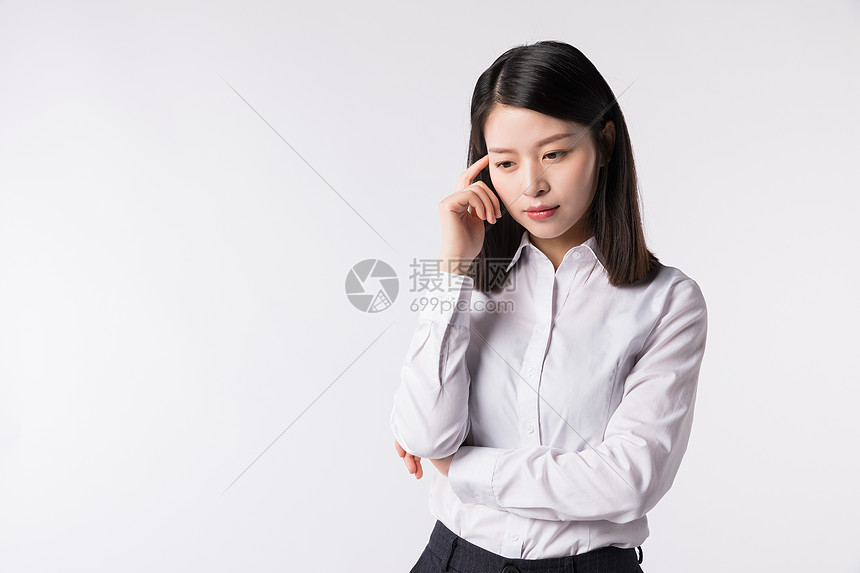 正在思考的商务职场女性图片