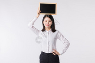 职场女性拿着小黑板展示动作图片