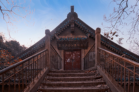 珞珈山废弃的武汉大学学生俱乐部背景