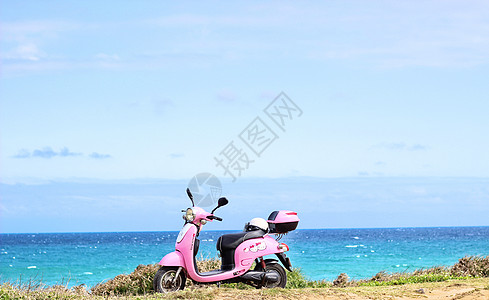 粉红色沙滩台湾垦丁骑机车看海背景