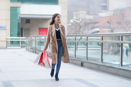 女性户外消费购物逛街图片