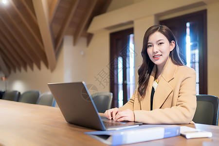 女性咖啡馆室内办公图片