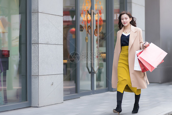 女性户外消费购物逛街图片