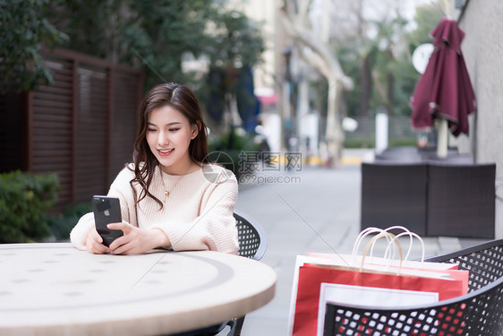 女性户外消费购物逛街图片