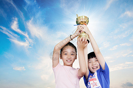 兴奋的孩子学生胜利举起奖杯设计图片