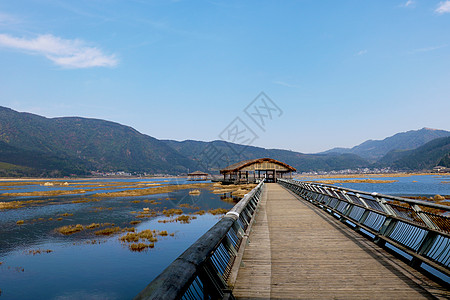 北海湿地湖泊中的亭子背景