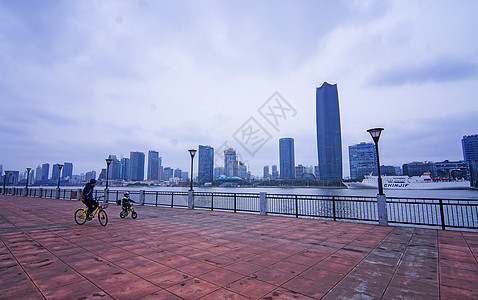 爸爸带孩子在上海公园骑车背景图片