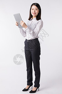 职场女性手拿平板背景图片