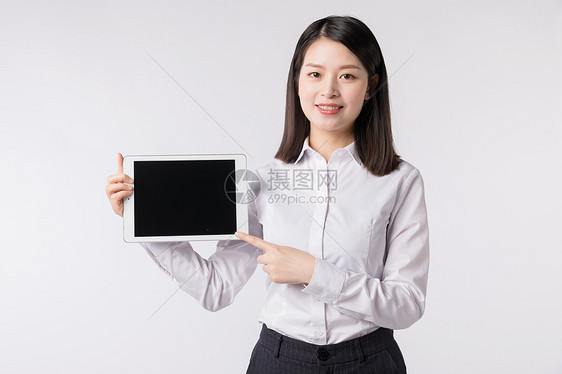 职场女性手拿平板电脑展示图片