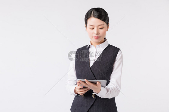 商务女性白领正在看平板图片