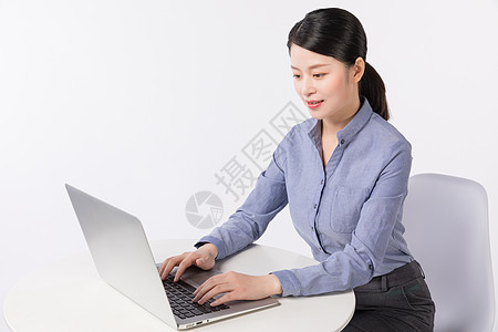 使用电脑商务办公的职场女性背景图片
