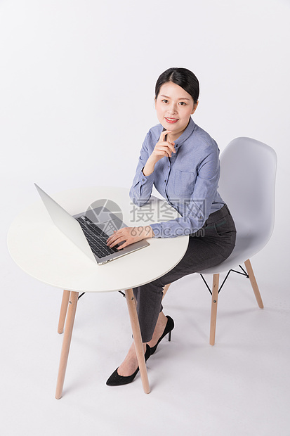 商务职场女性坐着使用电脑办公状态图片