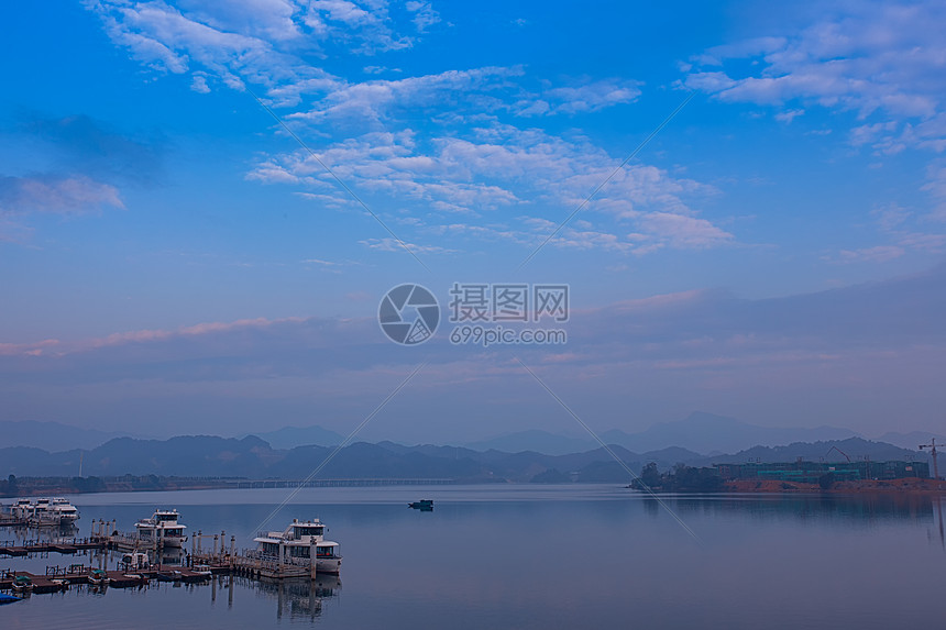 长江三峡上的游船图片