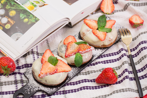 草莓芝士甜甜圈图片
