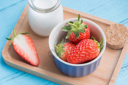 草莓牛奶组合背景图片