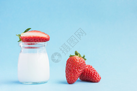 草莓牛奶组合图片