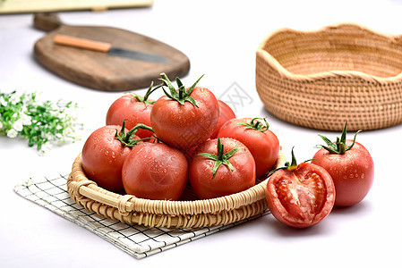 新鲜的大番茄图片