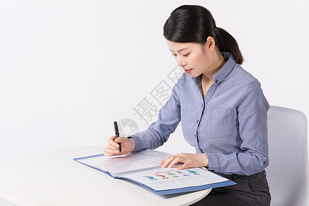 坐着商务女性坐着看文件的商务女性背景